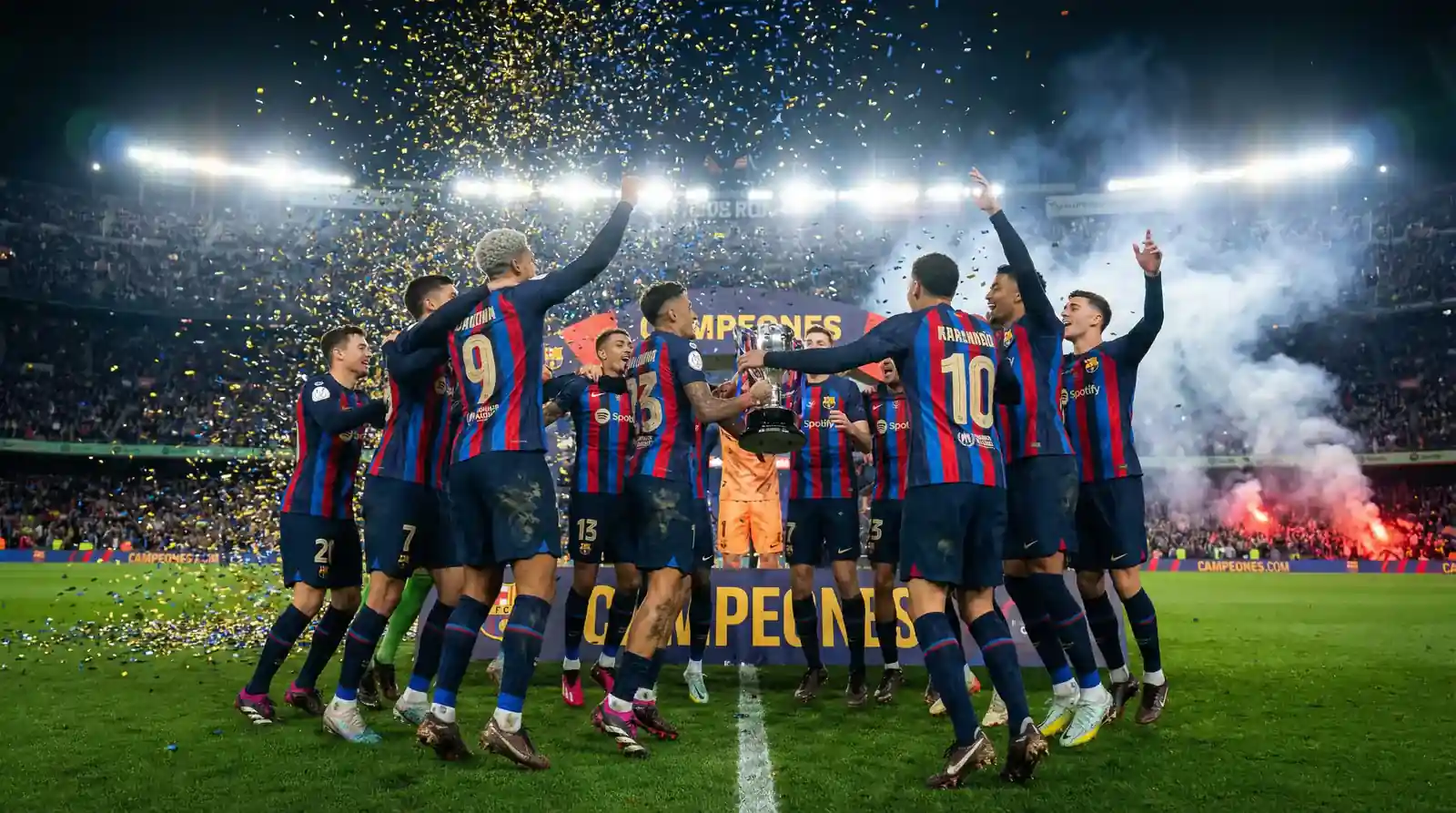 Jugadores del FC Barcelona celebrando el título de LaLiga 2024-25
